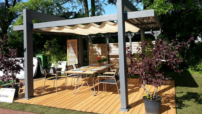 Freisitz mit Gartenmöbeln und Terrassendielen SLIDE Holz Schroeer