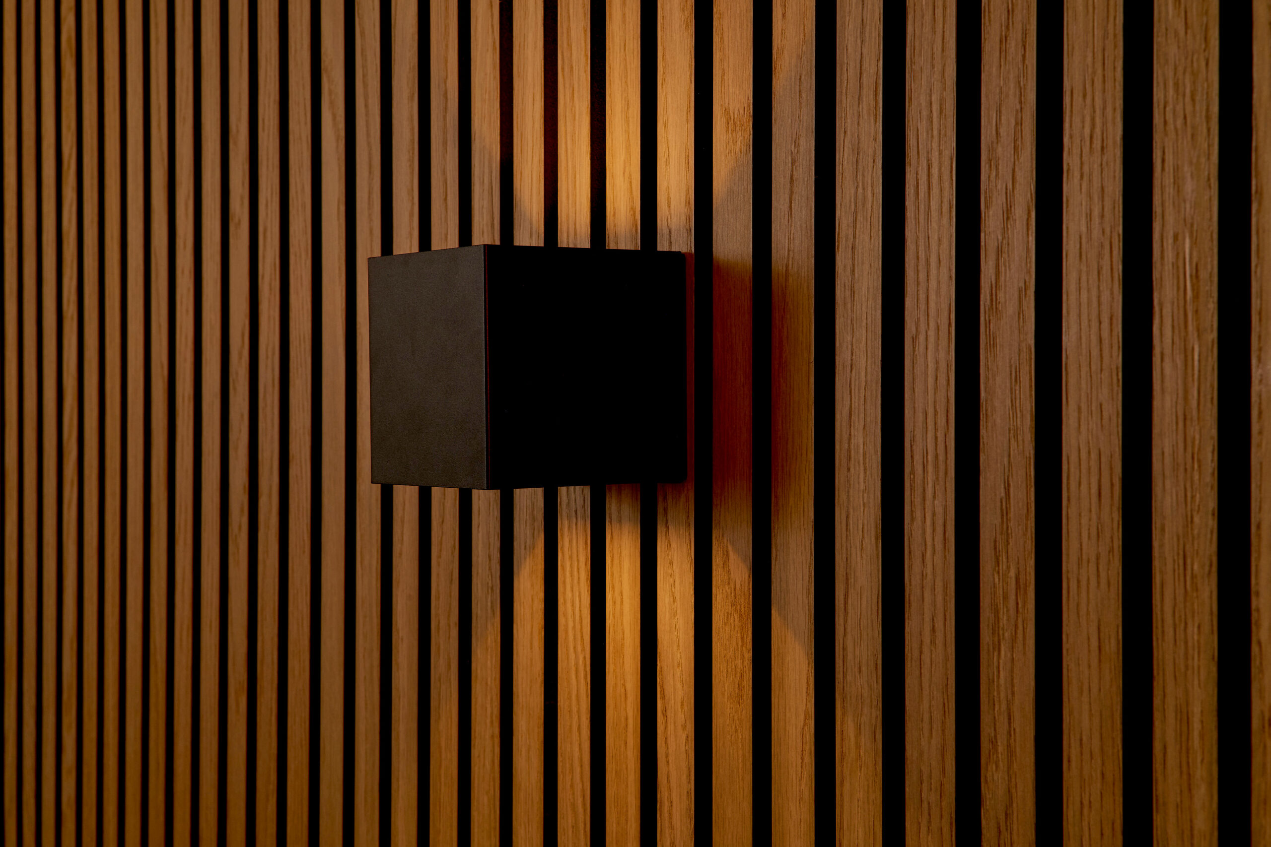 1101350002_LW_Wandleuchte_Eirik-Cube_OF-Pers_V02